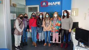 Siete mujeres con mascarillas en una oficina junto al logo INAFE — formación para el empleo