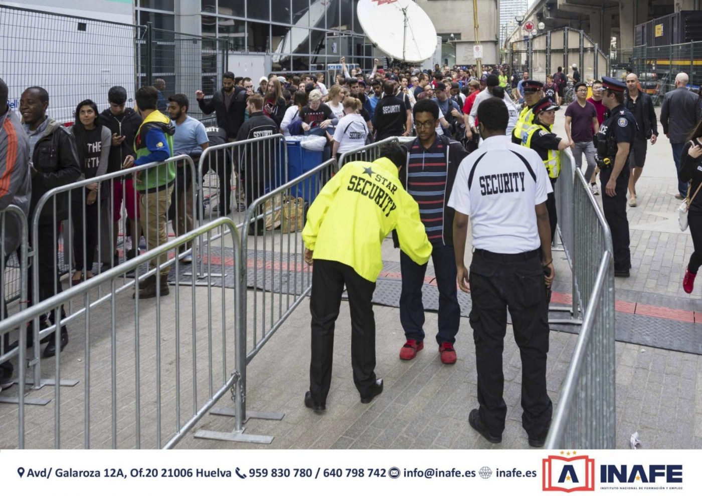 Control de acceso con personal 'SECURITY' registrando a asistentes entre vallas, cursos en Huelva