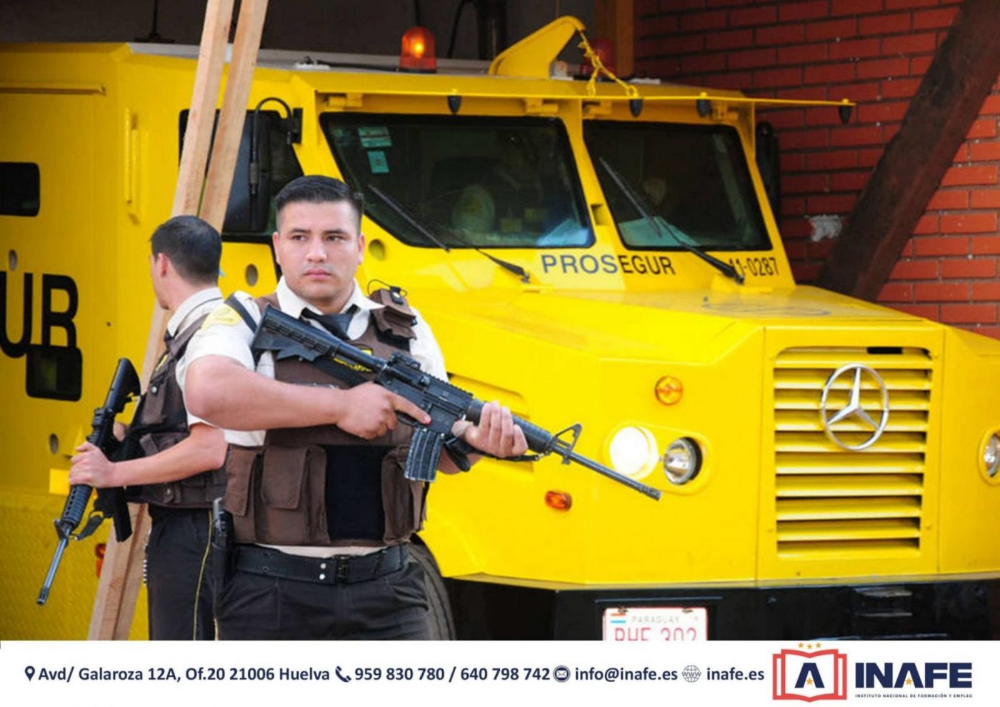 Dos guardias armados junto a un furgón blindado amarillo Prosegur, cursos en Huelva