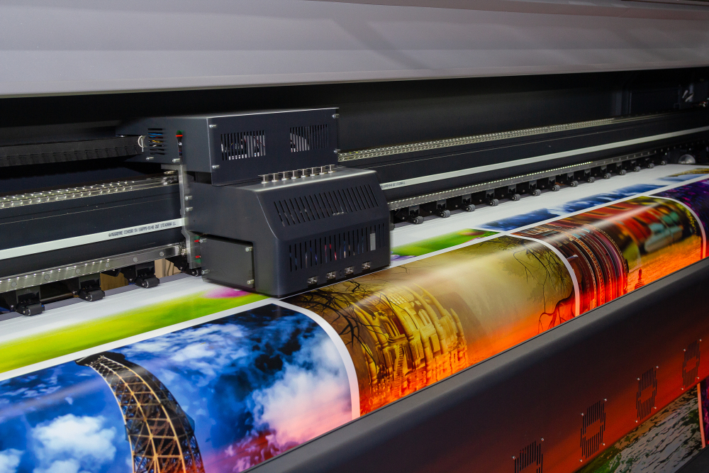 Impresora industrial de gran formato imprimiendo un rollo fotográfico — cursos de maquinaria
