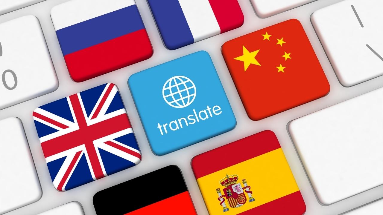 Tecla azul 'translate' en teclado rodeada de teclas con banderas de Reino Unido, España, China, Alemania, Rusia y Francia — cursos online