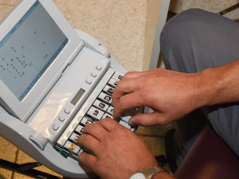 Manos tecleando en máquina taquigráfica electrónica — formación para el empleo