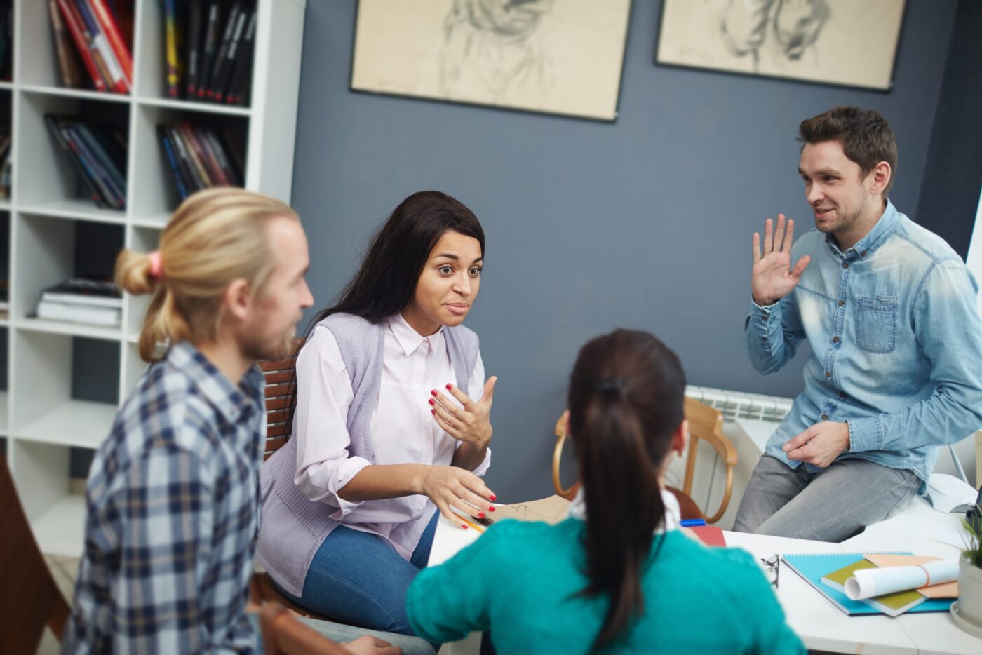 Cuatro personas reunidas alrededor de una mesa, sesión de formación para el empleo