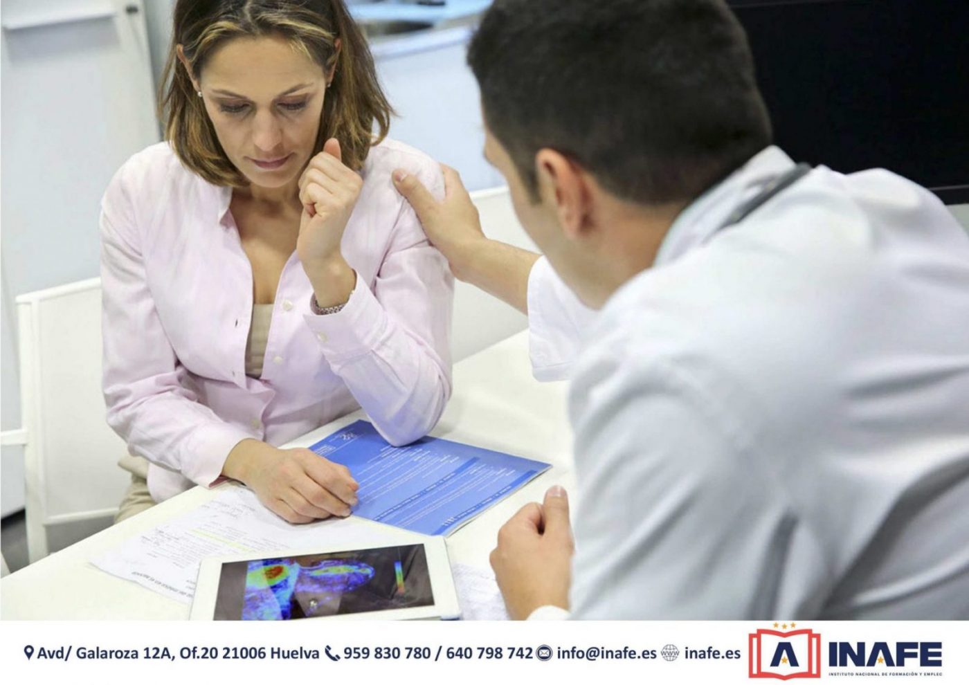 Paciente y médico revisan resultados en tablet, formación profesional Huelva