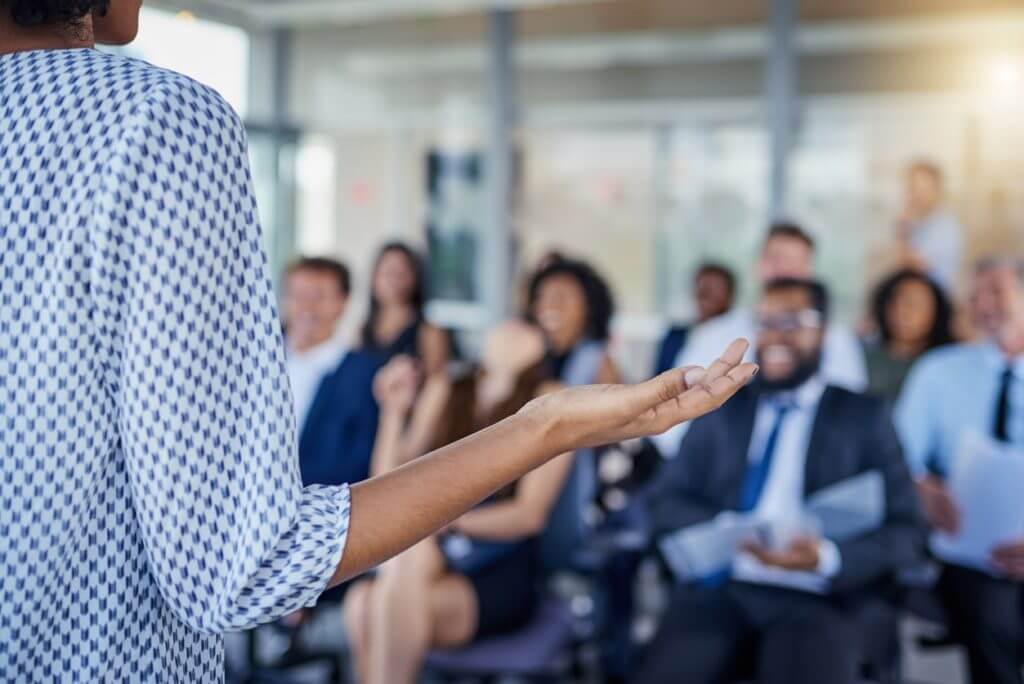 Ponente ante una audiencia en formación para el empleo