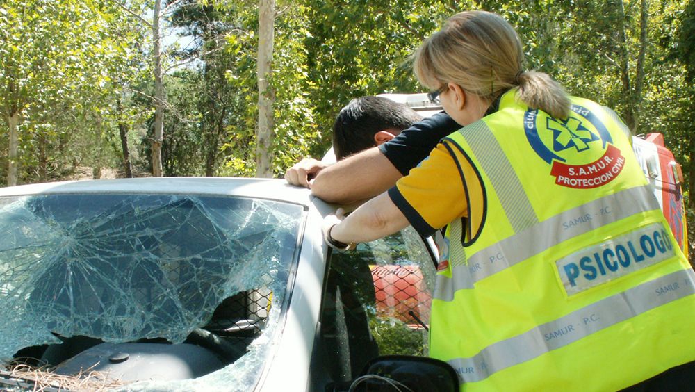 Psicóloga de SAMUR asistiendo a un hombre tras un accidente de tráfico, formación para ayuntamientos