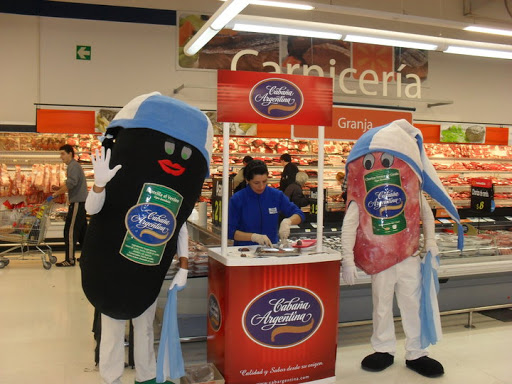 Puesto de degustación 'Cabaña Argentina' en carnicería con dos mascotas y una empleada cortando muestras — cursos gratuitos