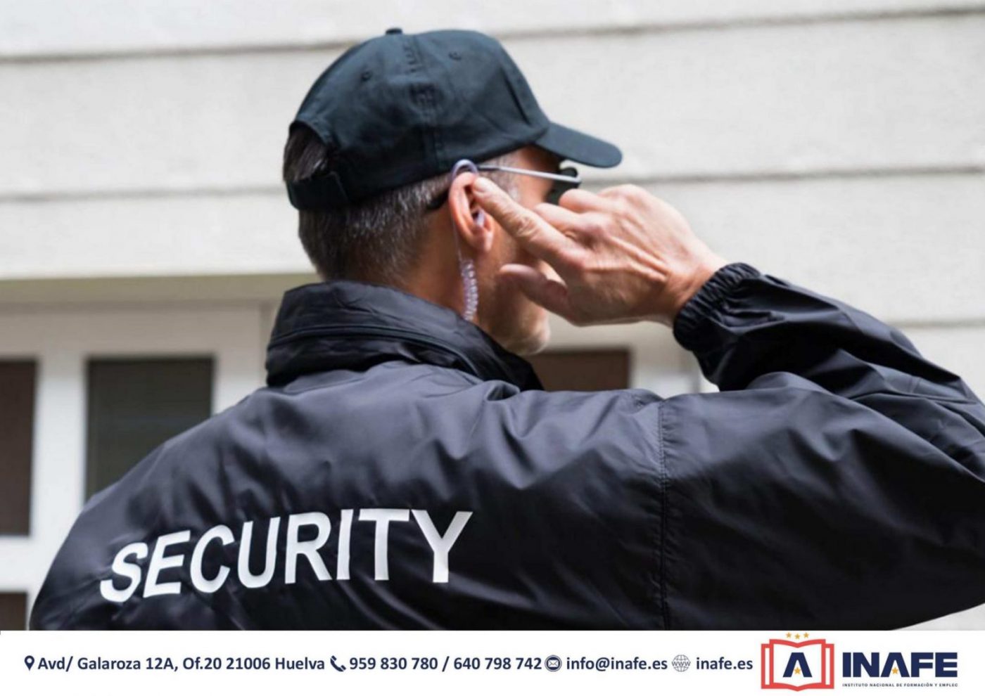 Vigilante de seguridad con auricular y chaqueta 'SECURITY' — cursos en Huelva