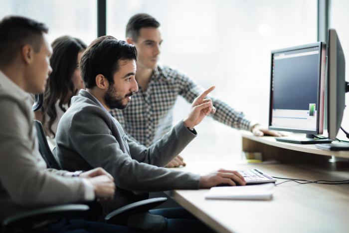 Personas reunidas ante un ordenador durante cursos online