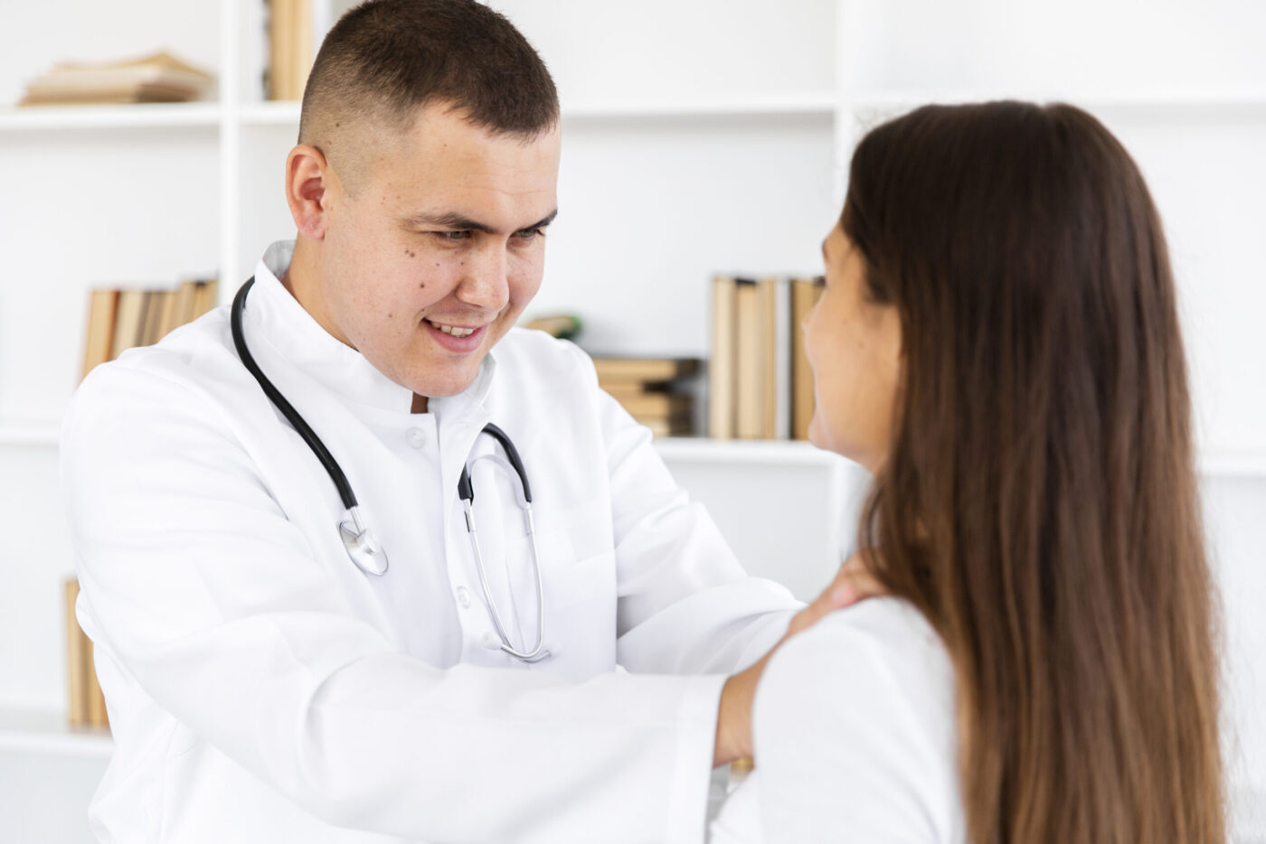 Médico joven examinando el cuello de una paciente; recurso de formación para el empleo